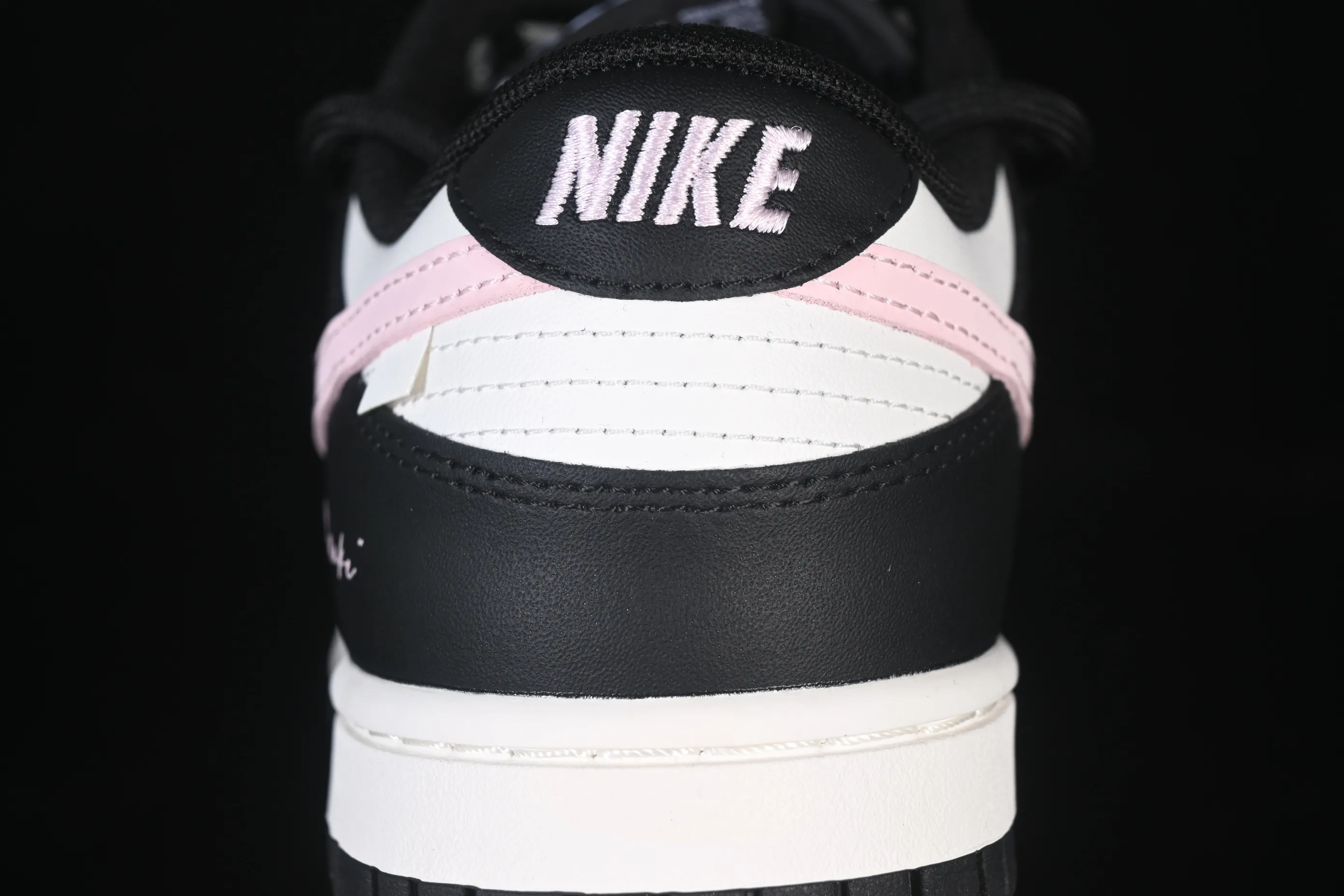 All Categories Nk SB Dunk Series Nk SB Dunk Low High-end Customized Low-top Shoes Nike SB Dunk Low "Just Do it" Valentine's Day Strap Anniversary High-end Customized Low-top Casual Shoes BP0510-050